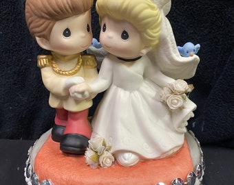 Nouveau style Precious Moments Cendrillon et Prince Charmant marié haut de gâteau de mariage pièce maîtresse figurine