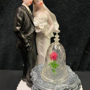 Rosa encantada de La Bella y la Bestia con la novia y el novio con Calla lilys Belle Theme Cumpleaños Boda emgagement, topper de pastel top Disney