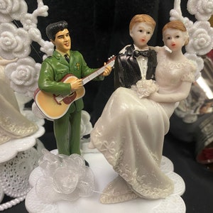 Costume vert armée ou noir avec chien de chasse Elvis Presley, le roi du rock and roll Las Vegas, gâteau de mariage, gâteau de mariage léger Nevada image 2