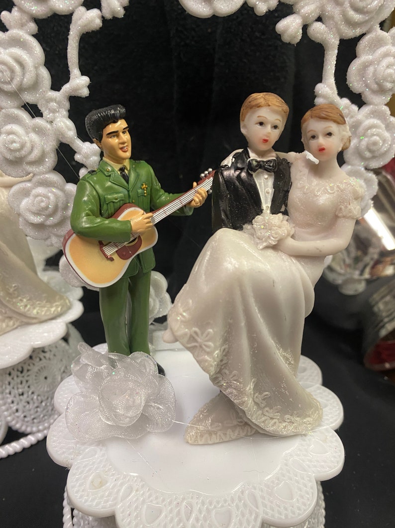 Costume vert armée ou noir avec chien de chasse Elvis Presley, le roi du rock and roll Las Vegas, gâteau de mariage, gâteau de mariage léger Nevada image 2