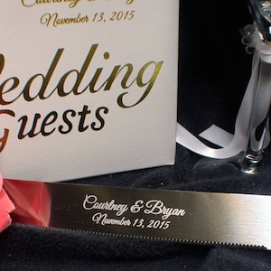 Puede incluir: Un cuchillo para pastel de bodas de plata con la inscripci&oacute;n "Courtney & Bryan November 13, 2015".