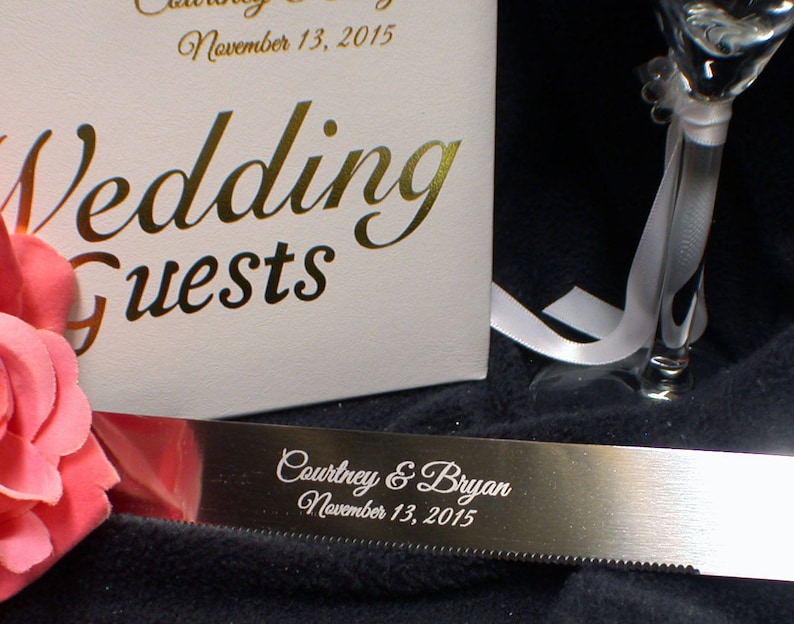 Puede incluir: Un cuchillo para pastel de bodas de plata con la inscripci&oacute;n "Courtney & Bryan November 13, 2015".