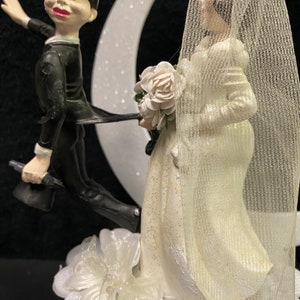 Style vintage Wilton s'enfuir marié réticent gâteau de mariage Topper mariée et marié haut drôle image 3
