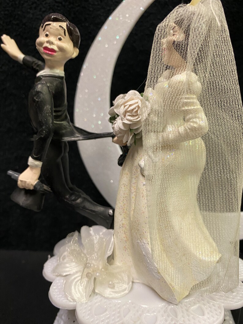 Style vintage Wilton s'enfuir marié réticent gâteau de mariage Topper mariée et marié haut drôle image 3