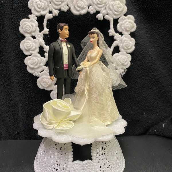 Romantique 1950 STYLE Burnette cheveux bruns mariée mariée Barbie Ken Wedding Cake Topper haut
