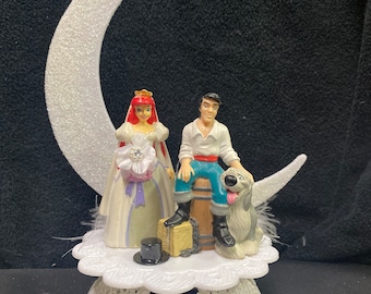 Süße kleine MEERJUNGFRAU Ariel und Prinz Eric als Bräutigam auf der Hochzeitstorte im Strandstil, Tafelaufsatz, Figur Hund