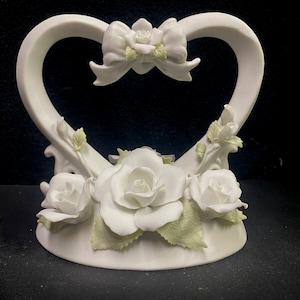 Romantische Rosen Porzellan Hochzeit Cake Topper Bräutigam Top Verlobung Geburtstag Jahrestag Figur Figur Herzstück Gartennatur