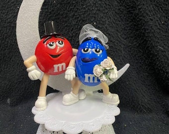 Garniture de gâteau de mariage ou ensemble de couteaux et de verres avec figurine mignonne Mr Red et Mrs Blue MM, bonbons M&M amusants