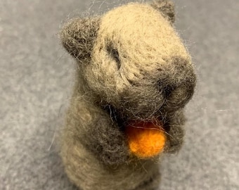 Figura decorativa de carpincho naranja pequeña hecha a mano