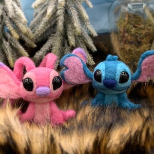 Stitch y Ángel - Miniatura de peluche de fieltro hecha a mano - Figura de lana merino - Hecho a pedido imagen 1