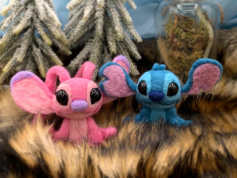 Stitch y Ángel - Miniatura de peluche de fieltro hecha a mano - Figura de lana merino - Hecho a pedido imagen 1