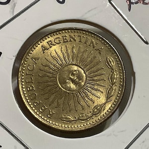 1975 Argentina 1 Peso Bronze Coin - Radiant Sun Face Grain Sprig South America World Coin - DDO/DDR Errors