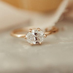 Bague de fiançailles en moissanite de coupe ovale est-ouest, bague en or minimaliste à 6 griffes, bague de promesse moderne et délicate, bague solitaire de coupe ovale pour femme.