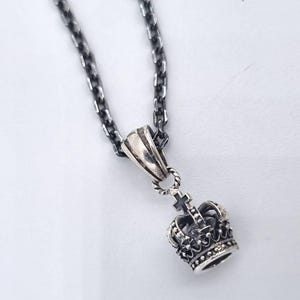 Venta al por mayor l Collar con colgante de corona vintage / Joyería gótica de la realeza / Cadena de plata antigua / Dije de corona real unisex Regalo X 3 set