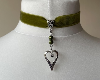 Colgante plateado con diseño de corazón, gargantilla boho de cinta de terciopelo verde oliva, collar romántico colgante de cuentas estilo cuento de hadas, tema de amor