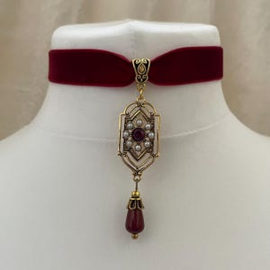 Bourgondisch fluwelen lint choker in art-decostijl, oudgouden sierlijke parels en kraalhanger