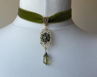 Gargantilha estilo art déco com fita de veludo verde sálvia, pingente antigo dourado ornamentado com gema de zircônia verde e contas, joia com visual vintage.