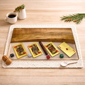 Taca do serwowania z żywicy epoksydowej z motywem pokera, personalizowana deska do wędlin z drewna wiśniowego, unikatowa dekoracja z żywicy