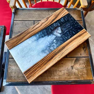 Personalizowana deska do wędlin i serów z orzecha włoskiego: taca do serwowania z nóżkami, spersonalizowana deska do serów, sztuka z żywicy epoksydowej