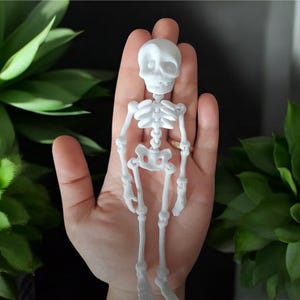 White Skeleton Keychain | 3D Printed Halloween Charm | 15 cm Articulated Key Ring | Spooky Gothic Bag Accessory | Horror Gift