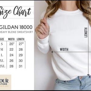 Puede incluir: Una sudadera blanca Gildan 18000 de mezcla pesada con una tabla de tallas. La tabla enumera las tallas S a 2XL, con las medidas de ancho y largo correspondientes en cm. La imagen tambi&eacute;n muestra a una persona usando la sudadera.