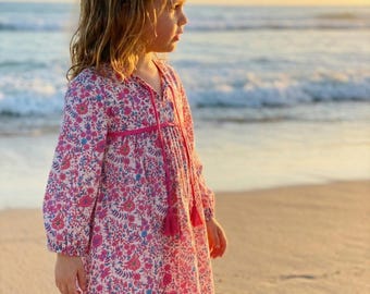 Vestido de algodón para niña con estampado floral rosa a mano, manga larga y cuello con borlas