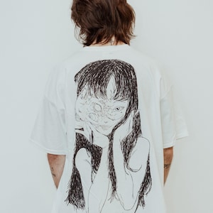 Puede incluir: Un juego de tres tazas de cerámica con un acabado mate moteado. Las tazas son en tonos crema, gris claro y gris oscuro. Cada taza tiene un diseño simple y minimalista y un asa redondeada. Para café o té.