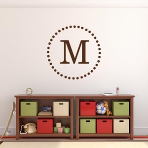 Calcomanía de pared con monograma de inicial única, borde de puntos de círculo de letras de vinilo personalizado, decoración de dormitorio de niño o niña