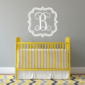 Calcomanía de pared con monograma, inicial de una sola letra dentro del borde ornamentado, decoración de pared personalizada