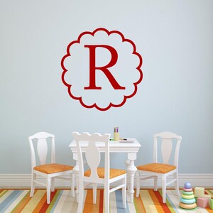 Calcomanía de monograma de pared inicial, marco de borde festoneado de una sola letra, decoración de dormitorio de niños