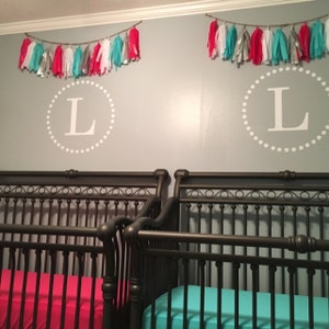 Calcomanías de monograma de pared doble, letras de vinilo para hermanos, iniciales de borde de punto circular, juego de dos, decoración de dormitorio