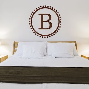 Calcomanía de monograma de letra de puntos circulares, decoración de pared personalizada inicial única, marco de borde circular