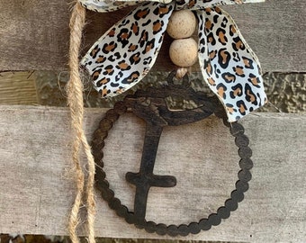 Monogramm-Autoanhänger: Holzinitiale, Leopardenmuster-Schleife, Rückspiegel