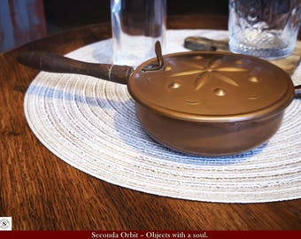 Vintage Copper Pan with Lid – Floral Relief & Rustic Kitchen Decor