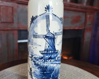 Delftsblauwe fles – handgeschilderde keramische kan van 30 cm met molen, gesigneerd Holland Vintage Delfts blauw