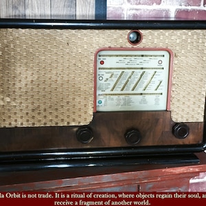 Art Deco Tube Radio – Restored Belgian SBR 542 with Lighted Dial, 1940s Cabinet