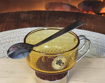 Amberkleurige glazen bekerset – 6 vintage handgegraveerde theemokken met INOX-GEAR-lepels, originele doos (ongebruikt)