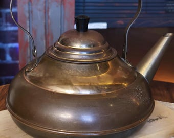 Vintage Brass Teapot with Wide Belly & Spiral Handle – Rustic Farmhouse Kitchenware