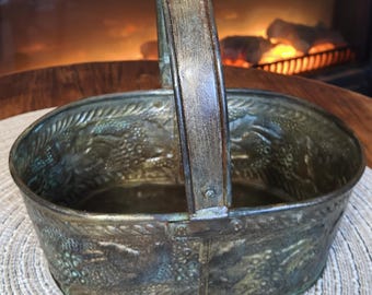 Vintage Copper Handarbeit Basket – Small Hand-Hammered Rustic Patina Oval Centerpiece (1960s)