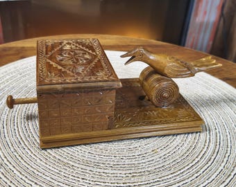 Vintage gesneden houten perforator, vogelbureauaccessoire