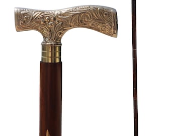 Op de afbeelding: Decoratieve wandelstok met een zilverkleurige, sierlijk bewerkte handgreep en een donkerbruine houten schacht. De stok heeft een messing kraag en een decoratieve inleg vlakbij de basis. Totale lengte ongeveer 90 cm.