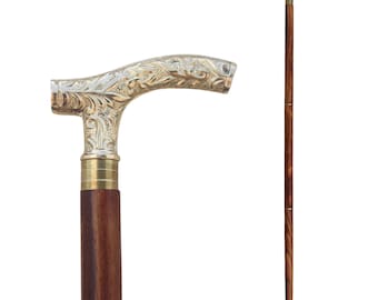 Op de afbeelding: Decoratieve wandelstok met een zilverkleurige handgreep met een sierlijk bloemmotief. De handgreep is bevestigd aan een donkerbruine houten schacht met messing accenten. De stok is ongeveer 91 cm lang.