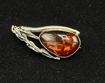 Vintage broche van gekeurd 925 zilver met natuurlijke barnsteen. Jaren 1930/40.