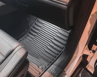 Alfombrillas de piel ecológica personalizadas: ajuste personalizado, logotipo bordado