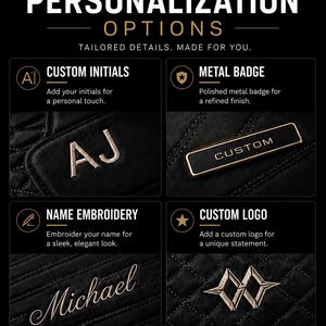Op de afbeelding: Zwarte afbeelding met personalisatie-opties voor het interieur van de auto. Inclusief aangepaste initialen, metalen badges, naam borduursel en aangepaste logo's. De tekst luidt "Personalisatie Opties" en "Op Maat Gemaakt. Gemaakt voor u."