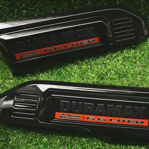 2020-2026 GMC Sierra 2500HD 3500HD Duramax Allison 6.6L フェンダーベントエンブレム グロスブラック ペア ディーゼルバッジセット