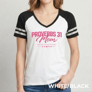 Maglietta sportiva da donna con scollo a V e scritta "Proverbi 31 Mom Game"