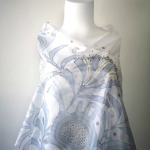 Seidenschal einfarbig, floraler Seidenwrap, Mamas Schmetterlingsschal, personalisiertes Geschenk für Frau, handgemaltes Seidenkunst-Accessoire für Mama