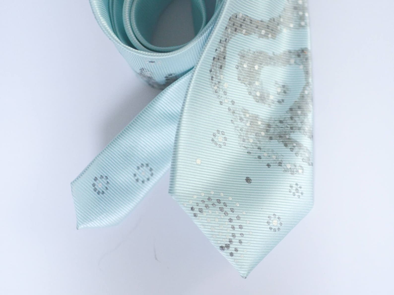 necktie gray