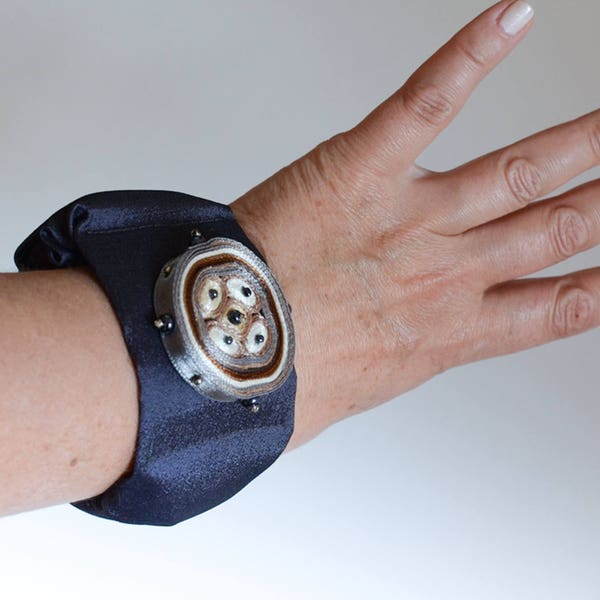 Textilarmband beige, Stoff Armband perlen, Handgelenkswärmer lila, personalisiertes Geschenk für Frau, Geschenk für Sie - Fiber Art Schmuck ooak